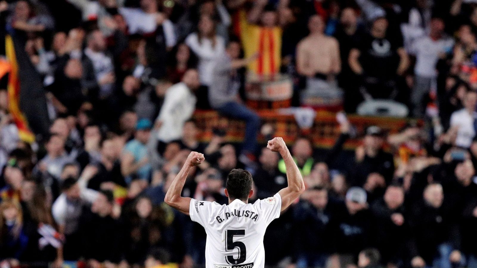 L'afició del València celebra la classificació per a la final de Sevilla