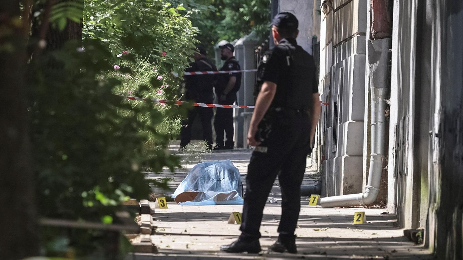 Un agent de policia qustodia el cadàver de l'expresident del parlament ucraïnés