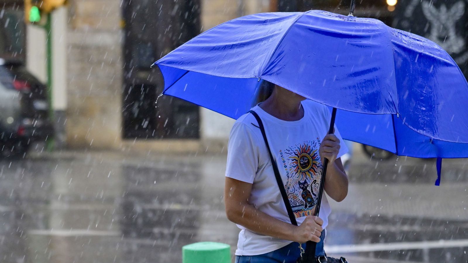 Una dona es protegix amb una paraigües a Palma