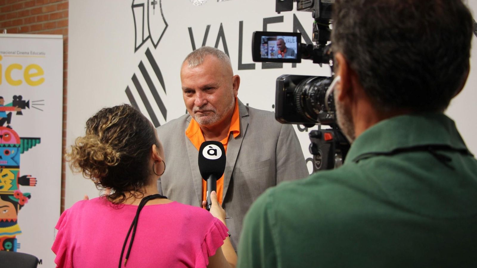 El director de la MICE, Josep Arbiol, entrevistat per a À Punt Mèdia en la presentació de la Mostra