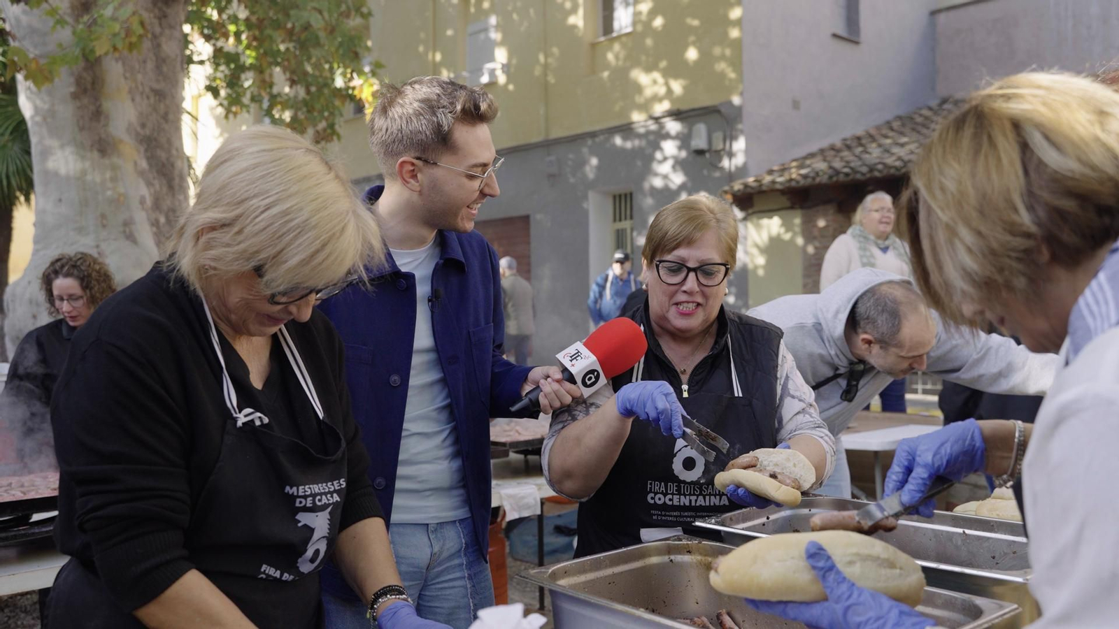 A Cocentaina se celebra el típic Esmorzar de Fira, gràcies a la col·laboració de l’Associació de Mestresses de Casa de Cocentaina