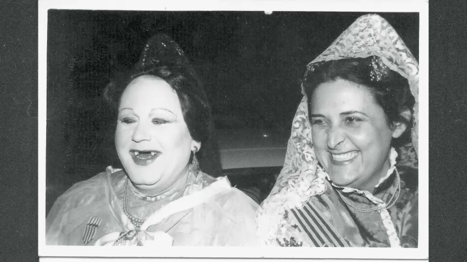 Una de les falleres amb el convidat a la falla