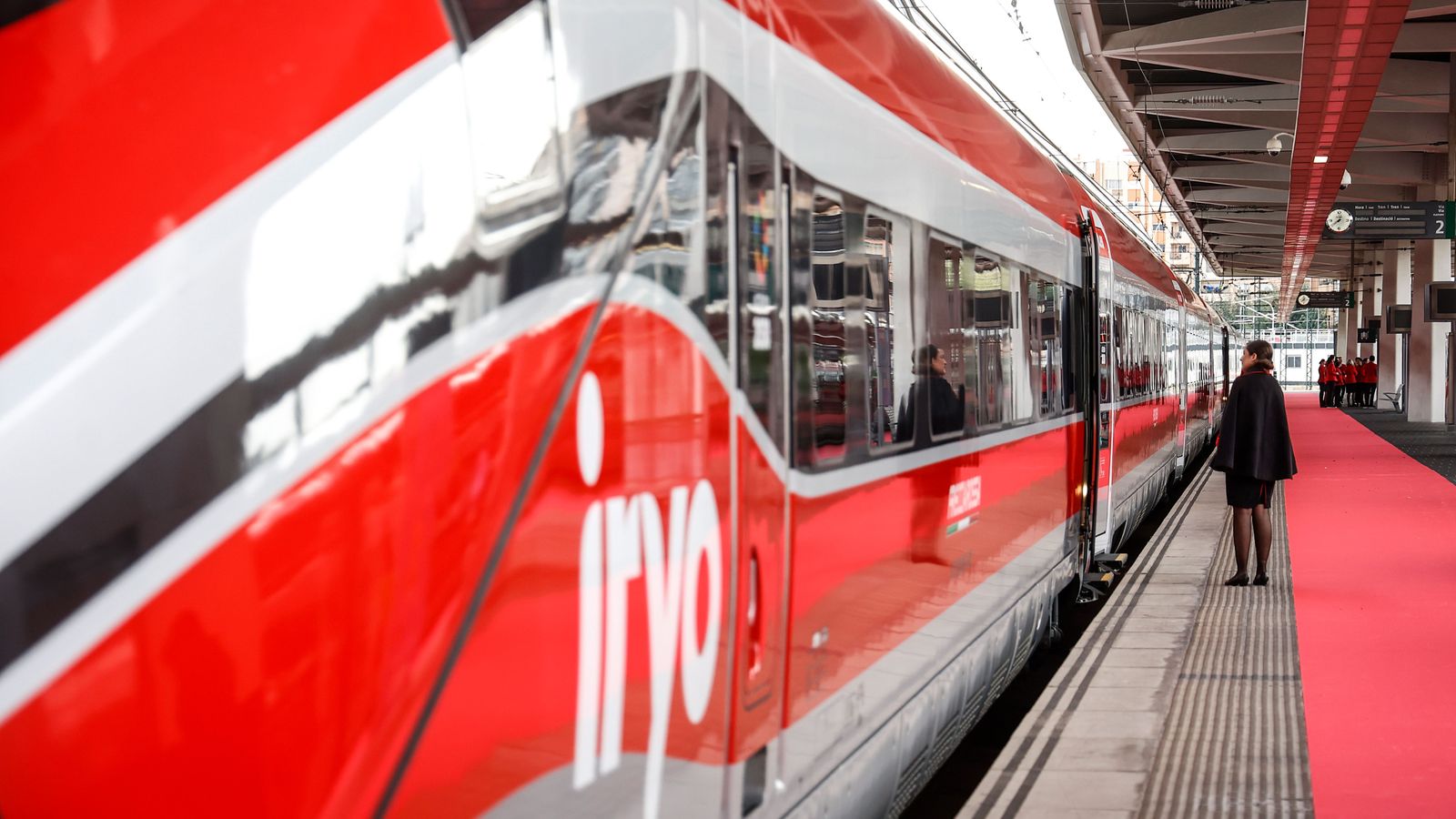 Un tren d'Iryo, a l'estació Joaquim Sorolla de València, el 21 de novembre del 2022, la vespra d'iniciar el seu servei a la Comunitat Valenciana