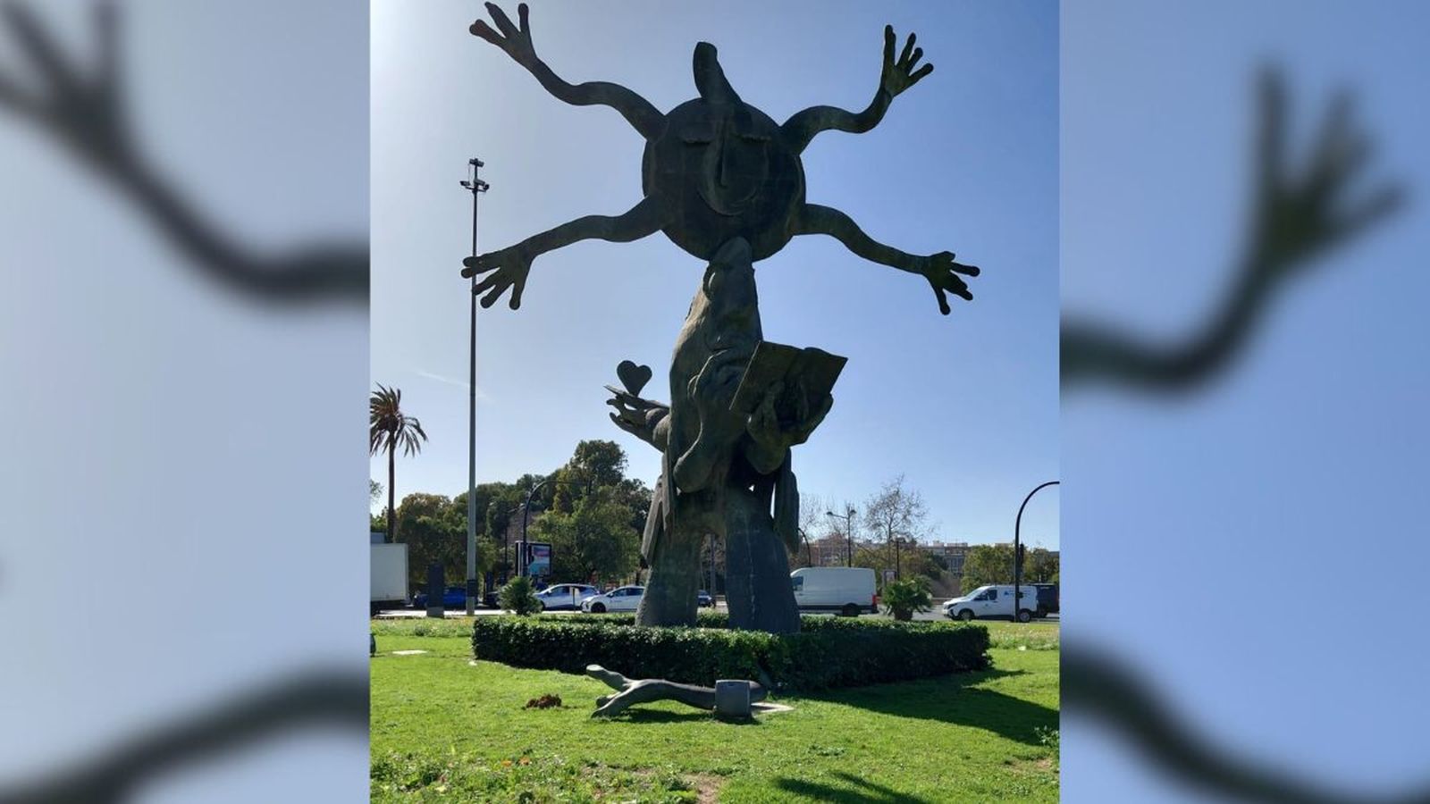 En imatge, l'obra de Ripollés mutilada pel vent