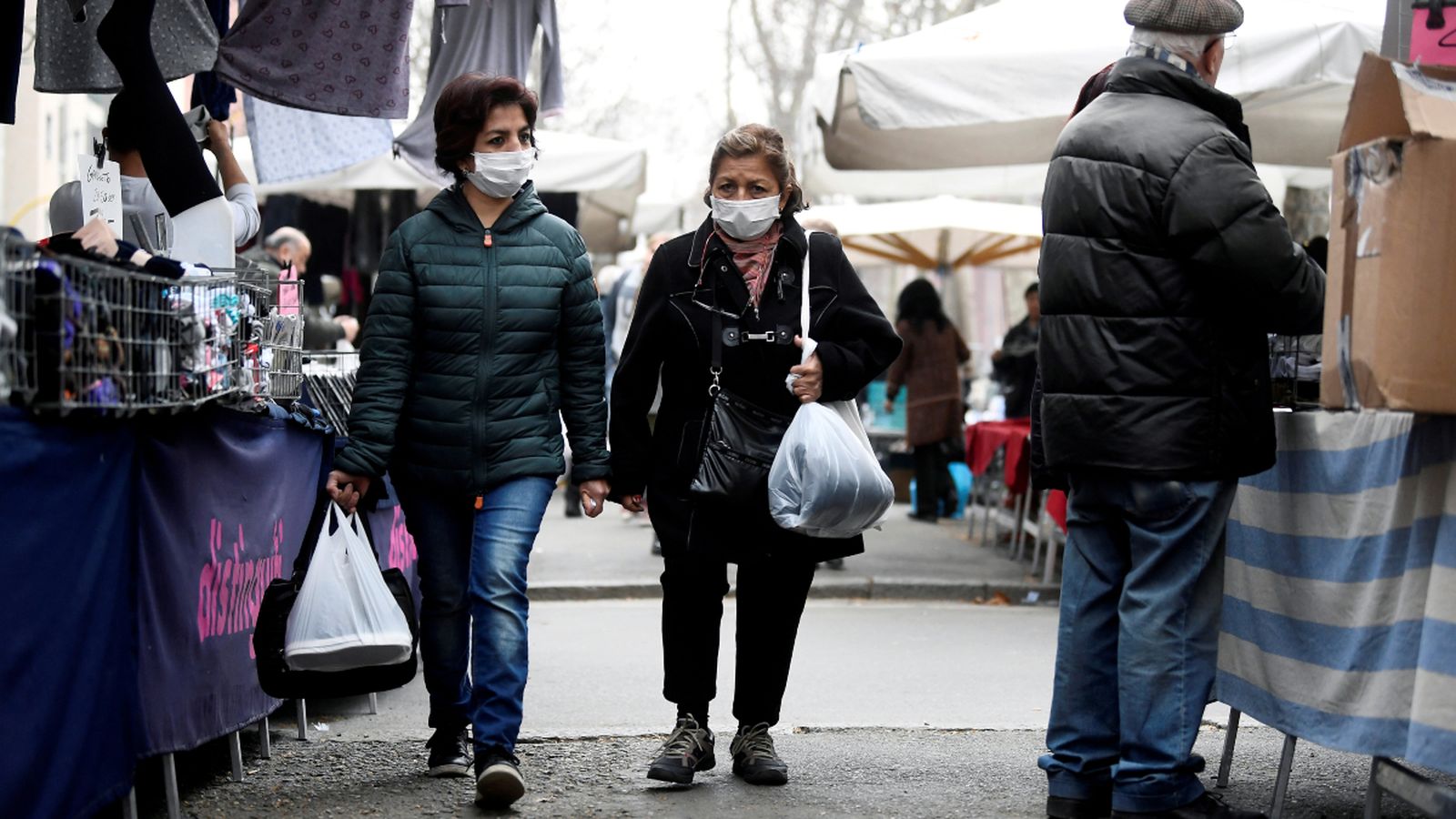 Dues dones amb mascareta caminen pel mercat de Milà