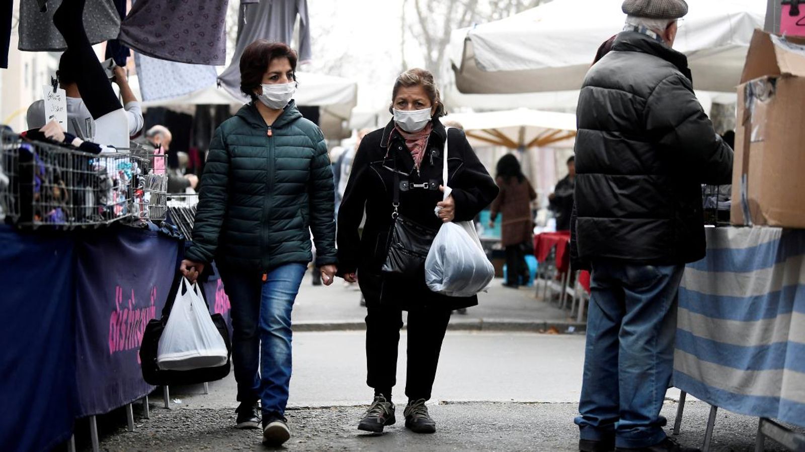 Dues dones amb mascareta caminen pel mercat de Milà