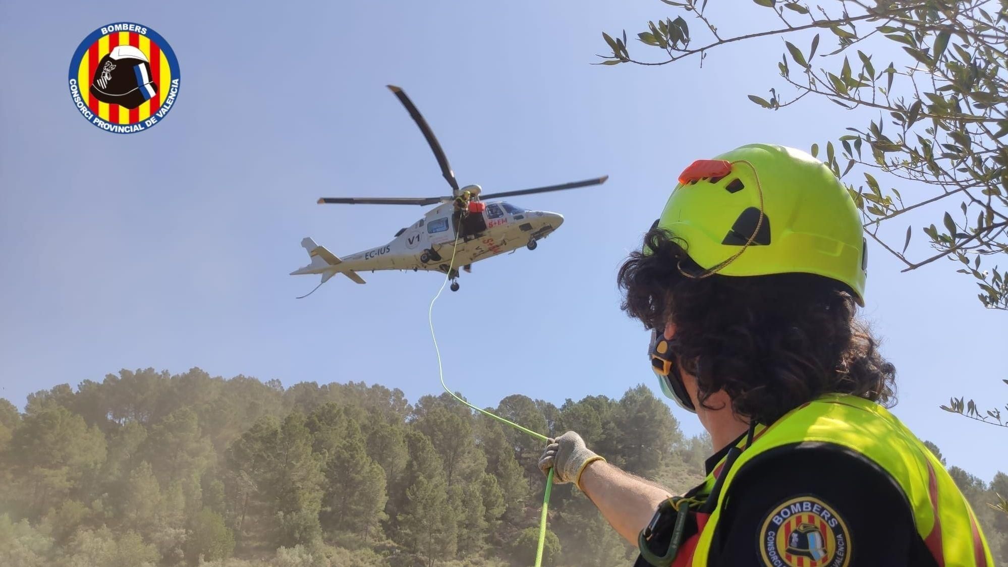 Intervenció amb helicòpter dels bombers de València Intervenció amb helicòpter dels bombers de València