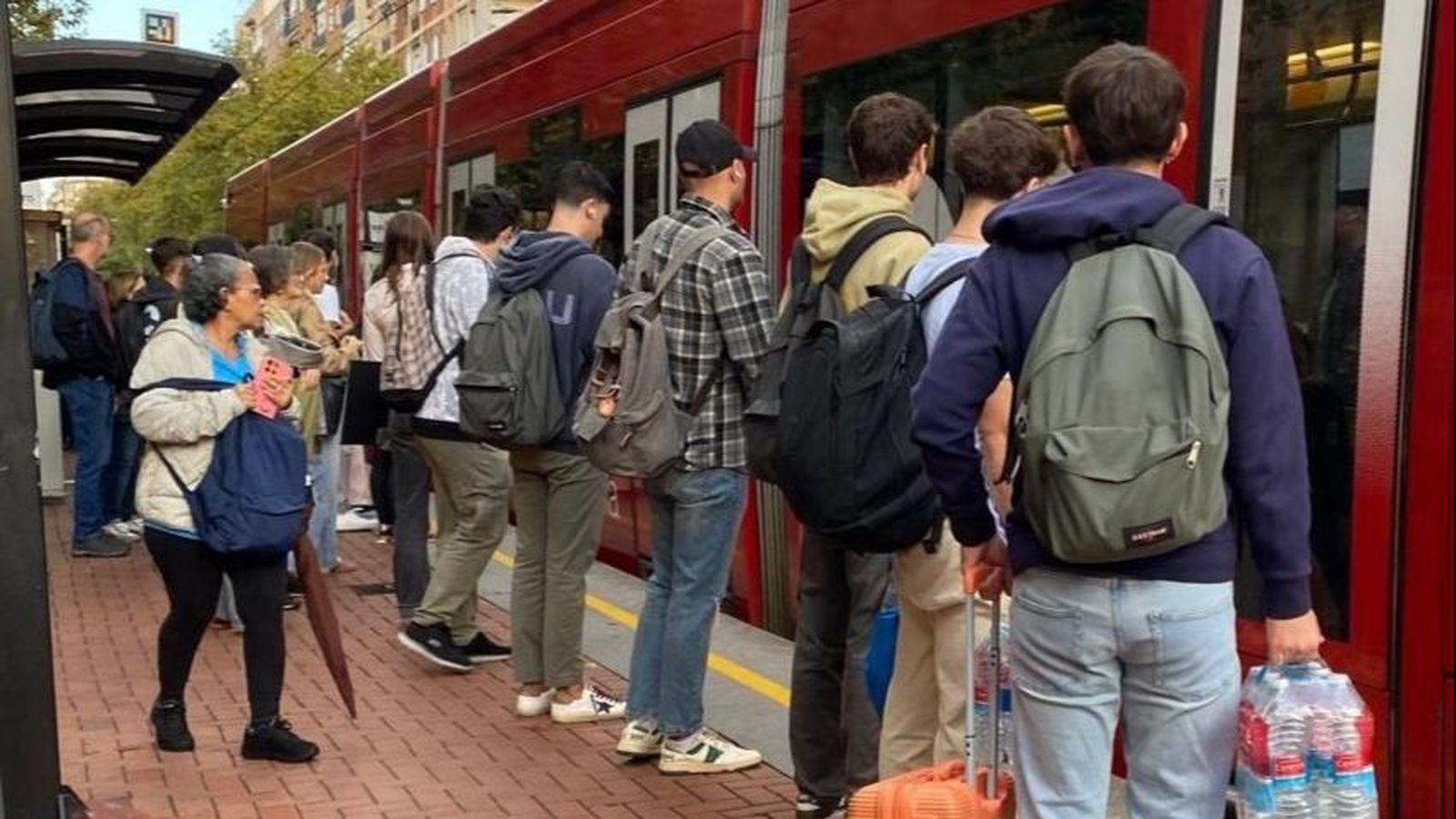 Usuaris esperen per a pujar al tramvia