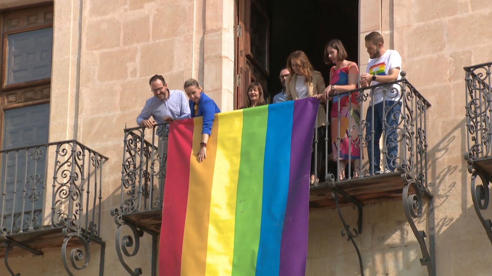 El ball de banderes als ajuntaments i edificis públics evidencia la tensió i les discrepàncies entre el PP i Vox