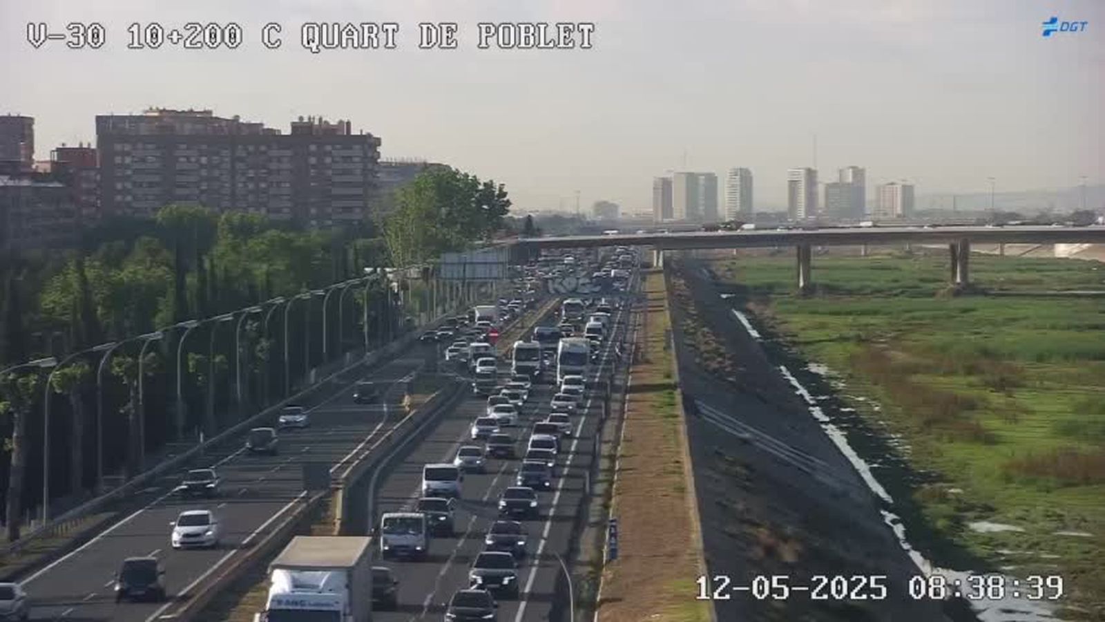 Monumental embòs a la V-30 este dilluns