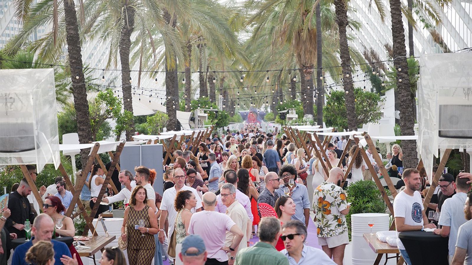 La gran festa de l'estiu organitzada per Requena Ciudad Española del Vino 2026 ha sigut un èxit de participació