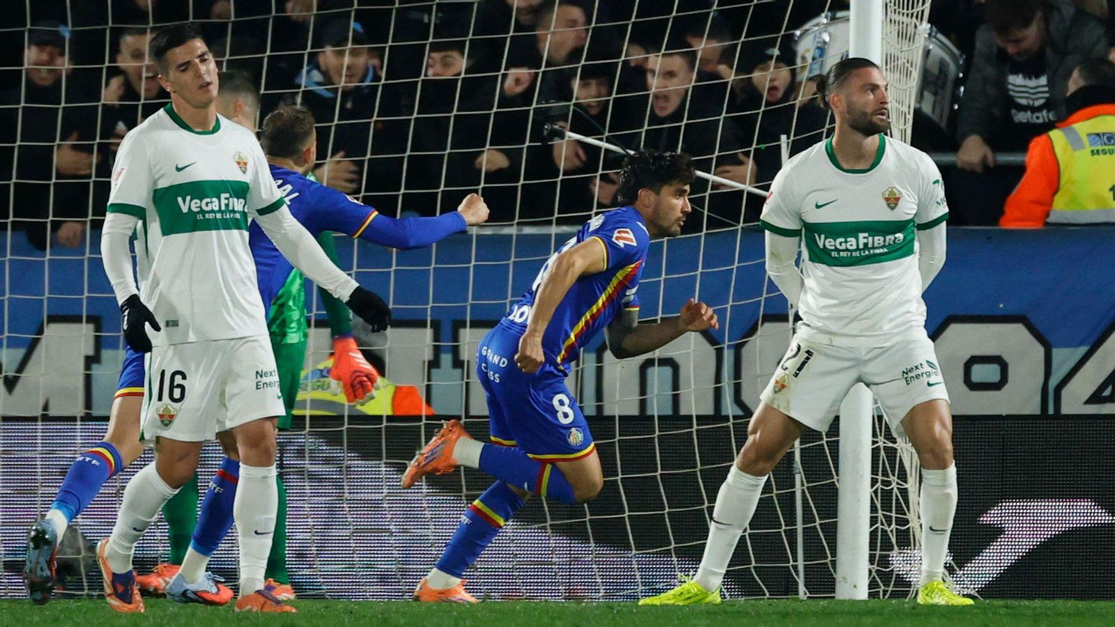 Els jugadors de l'Elx es lamenten després del gol local