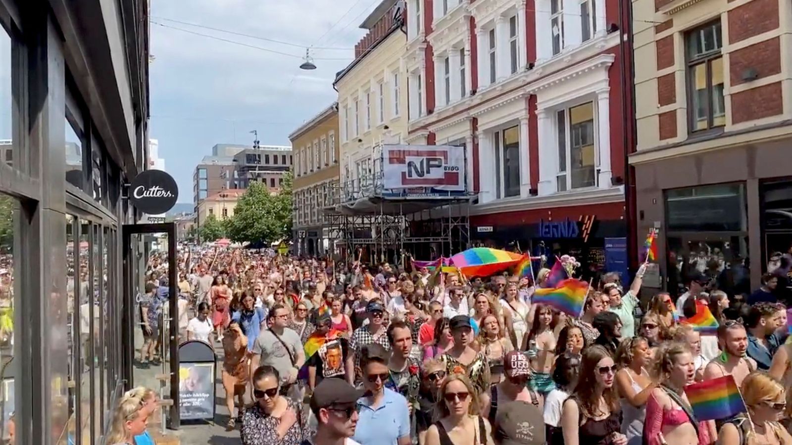 Marxa a Oslo després del tiroteig en el club LGTBIQ+ London Pub, on han mort dues persones