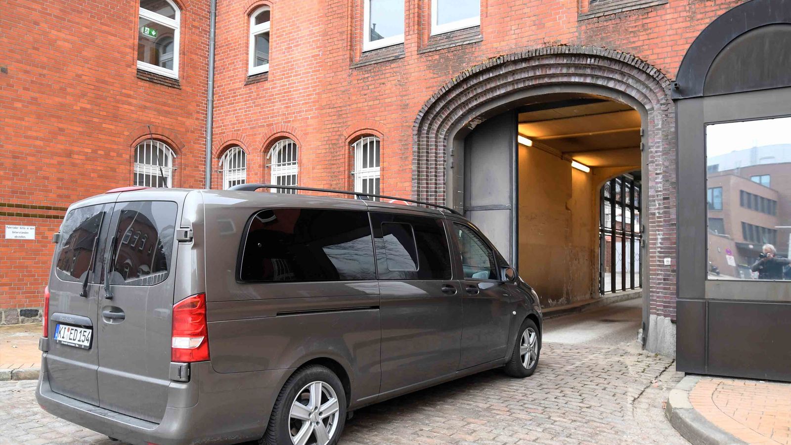 El vehicle que suposàdament trasllada Puigdemont a la presó en Neumünster (Alemanya)