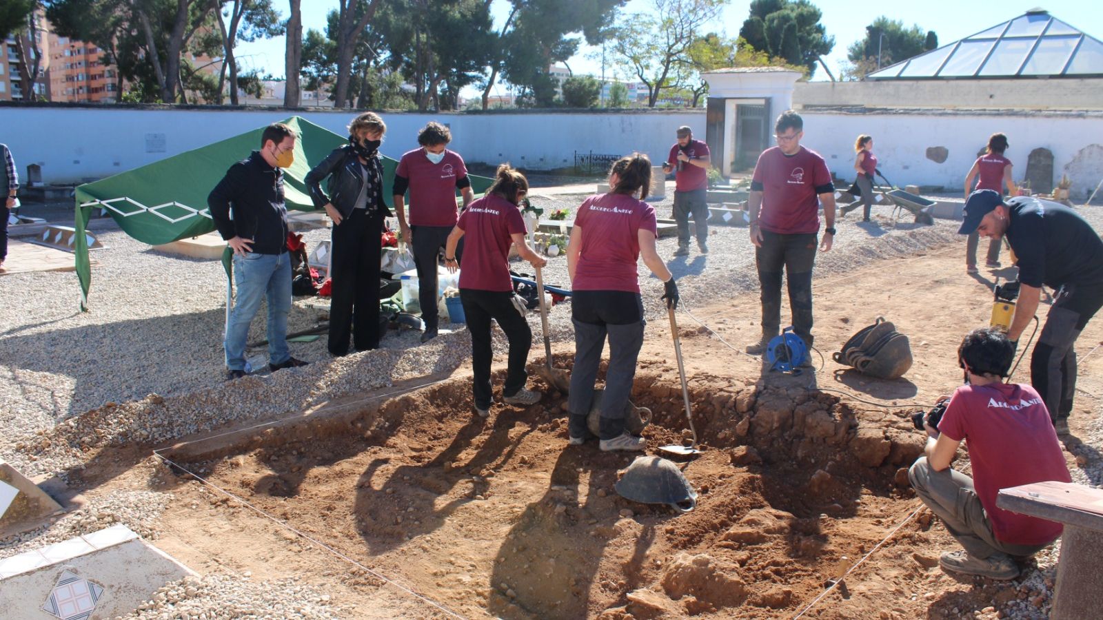 El grup d'ArqueoAntro, dirigit per Miguel Mezquida, treballa en el cementeri civil de Castelló
