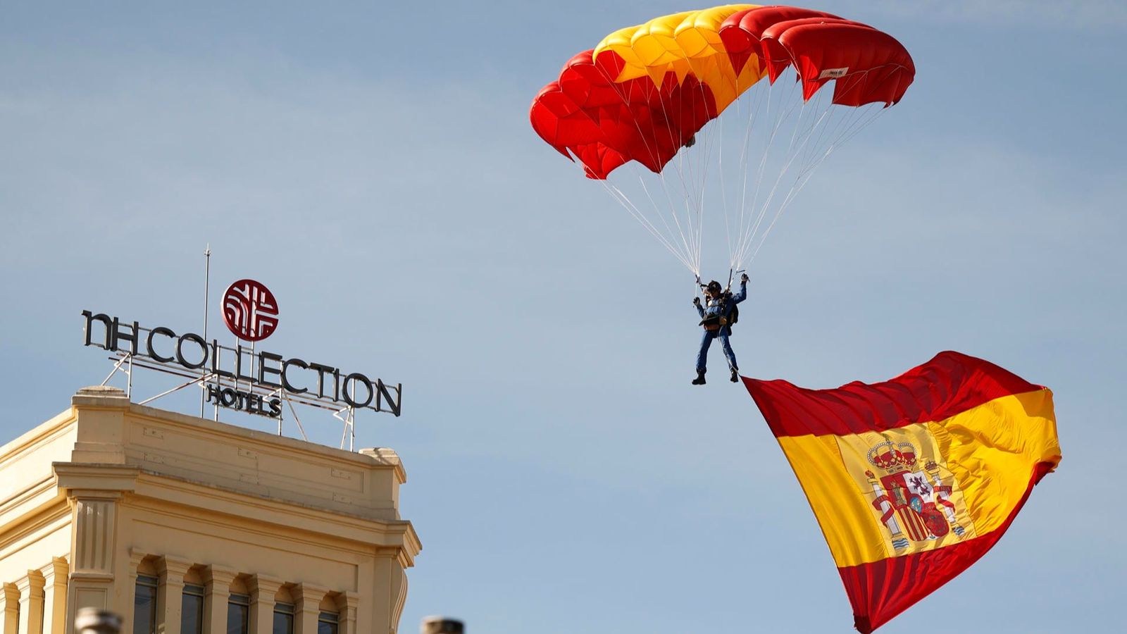 Moment en què un cap primer ha abaixat la bandera nacional, que s'ha hissat després