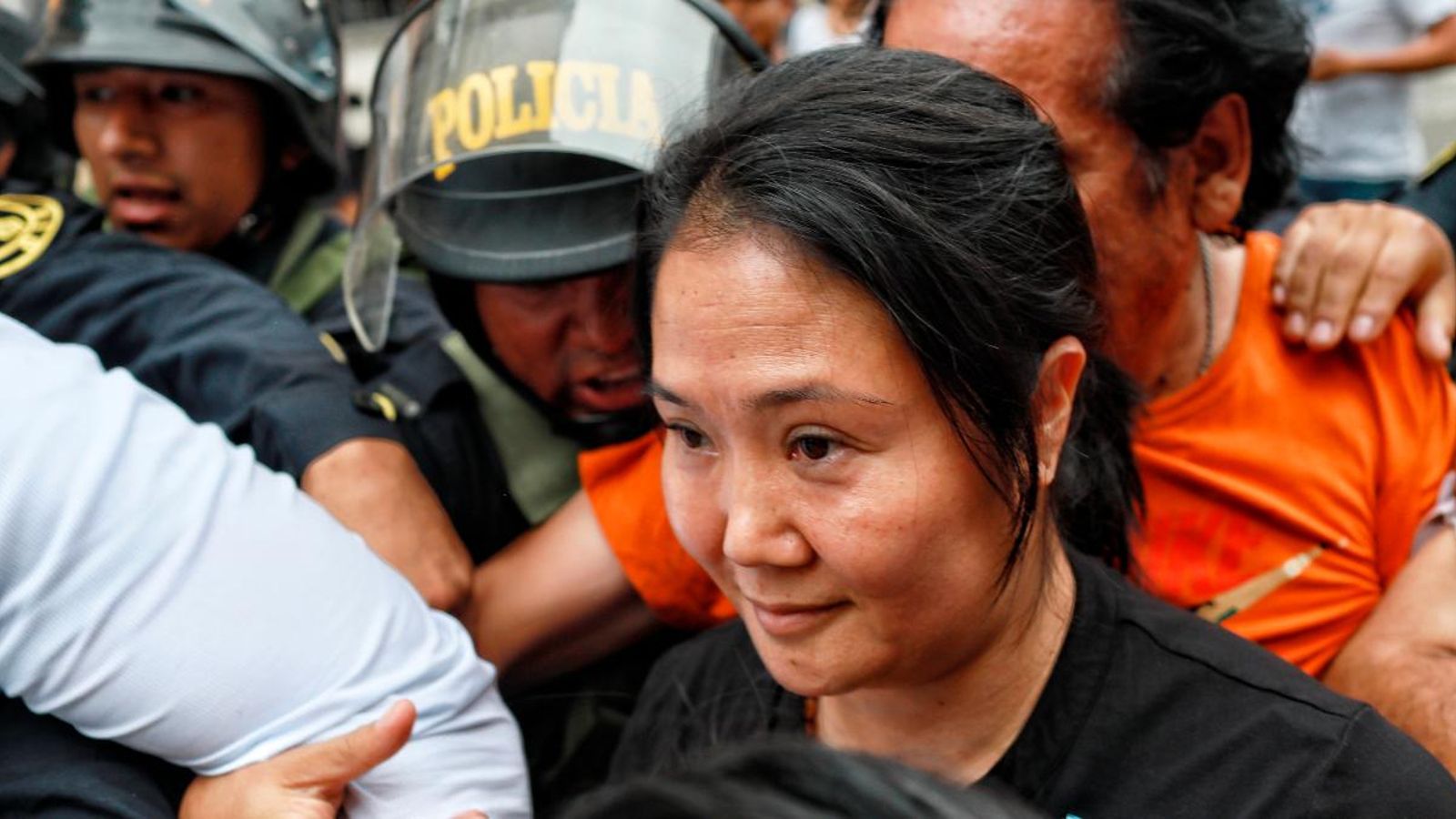 Keiko Fujimori ix del seu domicili el dia en què el jutge accepta la demanda de presó preventiva