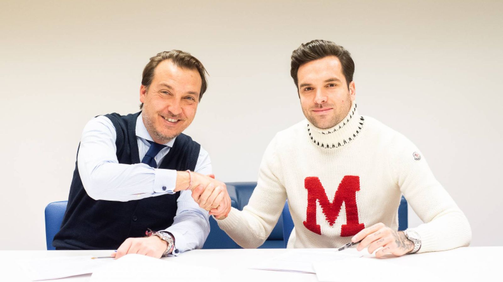 El president del Llevant, Quico Catalán, i Toño García escenifiquen la renovació del futbolista