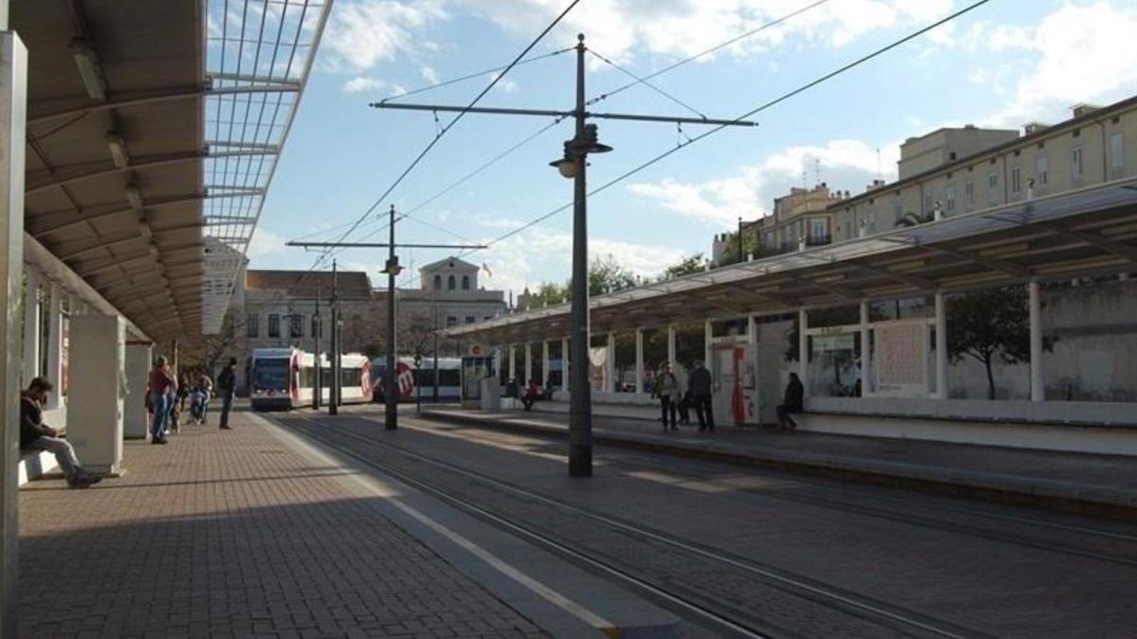 Un tramvia atropella una treballadora de la neteja en una revolta del Pont de Fusta de València.