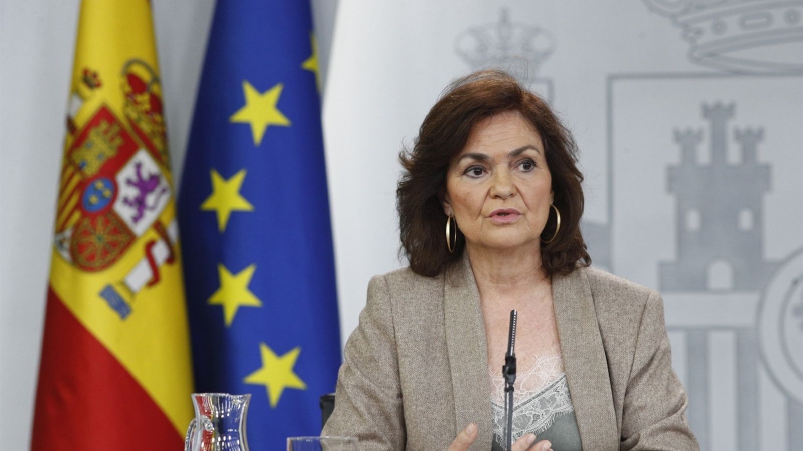 La vicepresidenta del govern espanyol, Carmen Calvo, anuncia la mesura en la roda de premsa posterior al Consell de Ministres