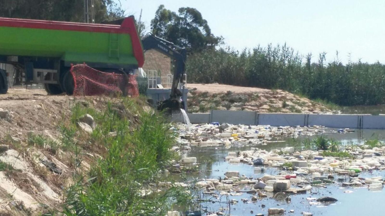 La Confederació Hidrogràfica del Segura retira cada any tones de residus a la desembocadura del Segura