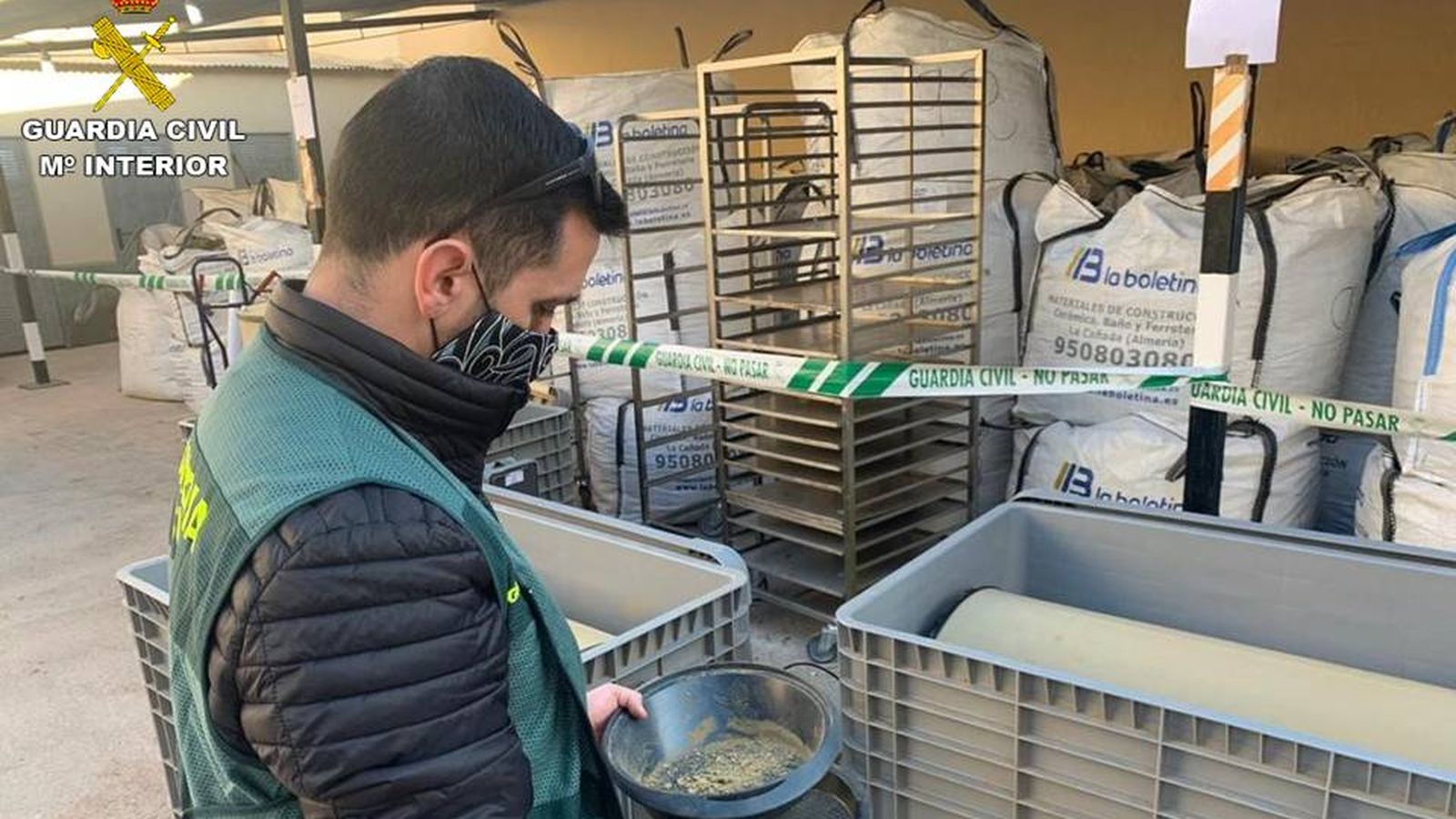 Un agent de la Guàrdia Civil en el laboratori desmantellat