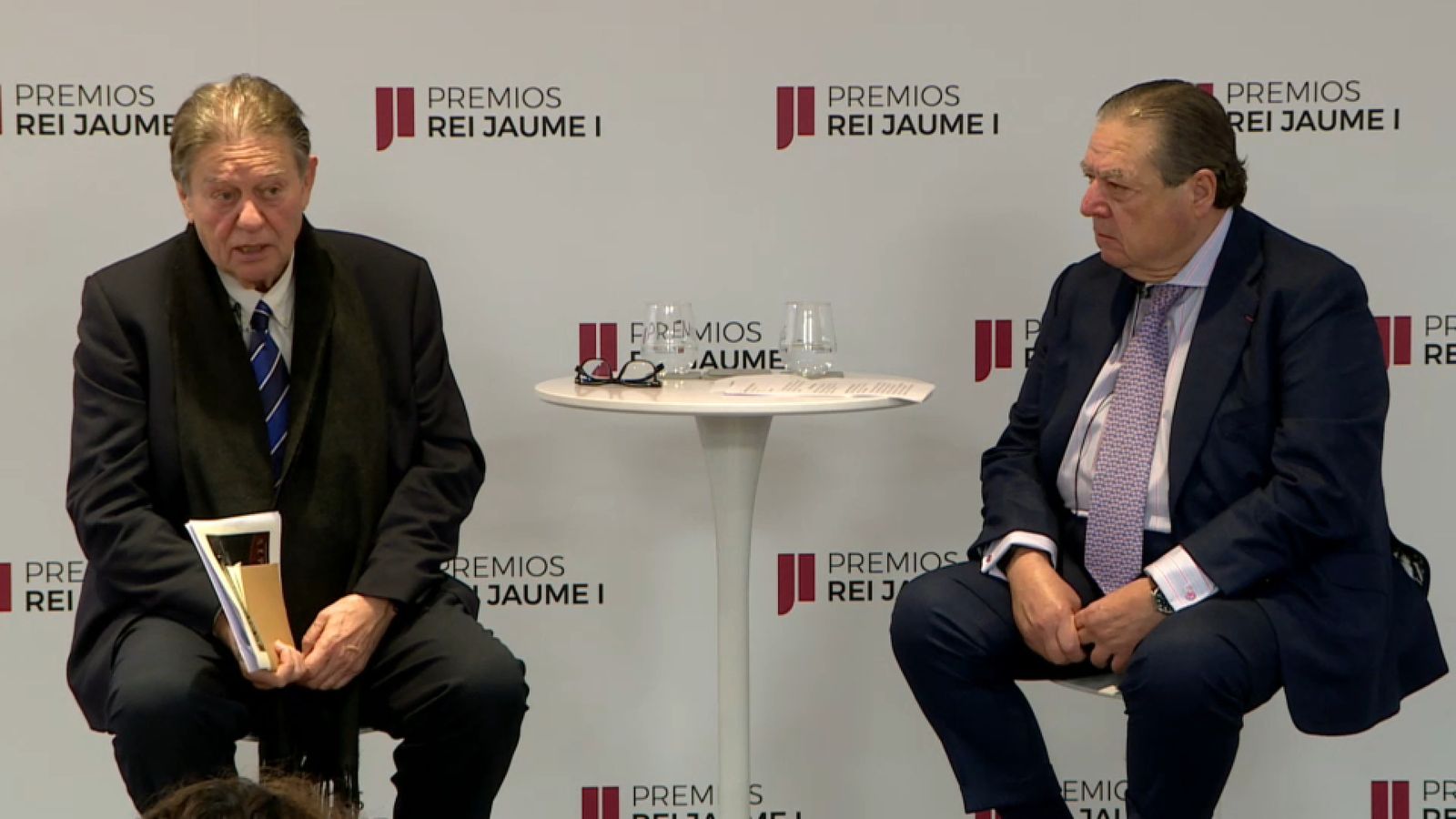 El president executiu de la Fundació Premis Rei Jaume I, Javier Quesada, i el president de la fundació, Vicente Boluda, en la roda de premsa d'este dimecres