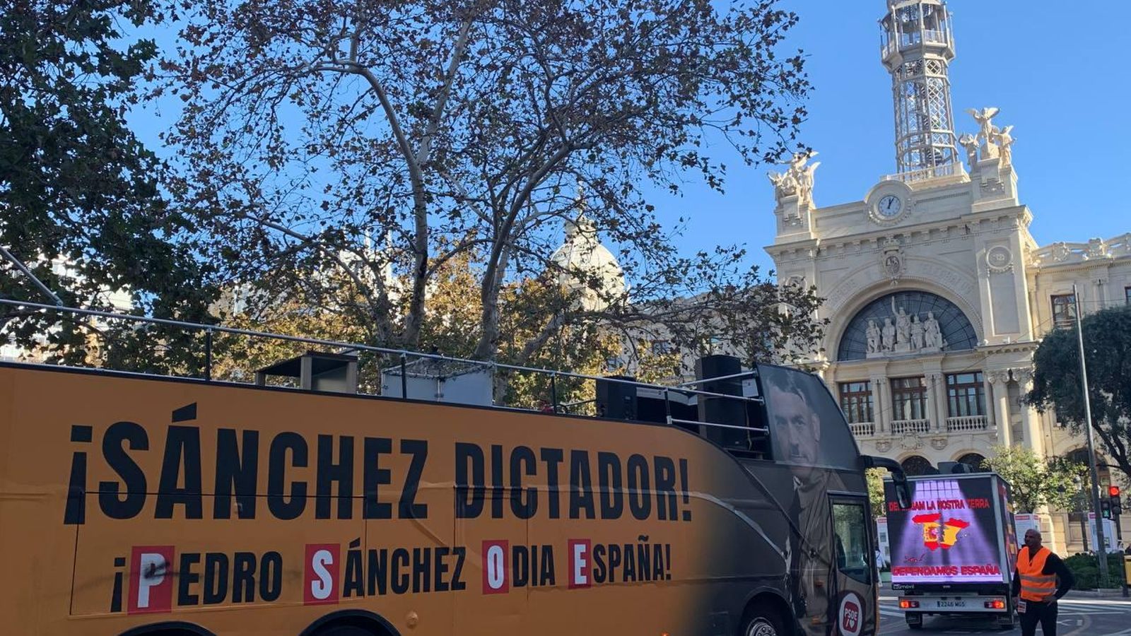 Autobus protesta de Hazte Oír en la manifestació contra l'amnistia a València