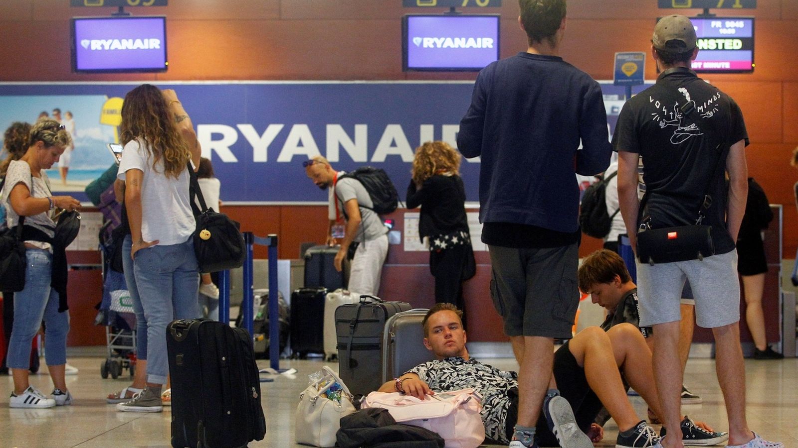Passatgers de Ryanair esperen en els mostradors de la companyia a l'aeroport de Barcelona