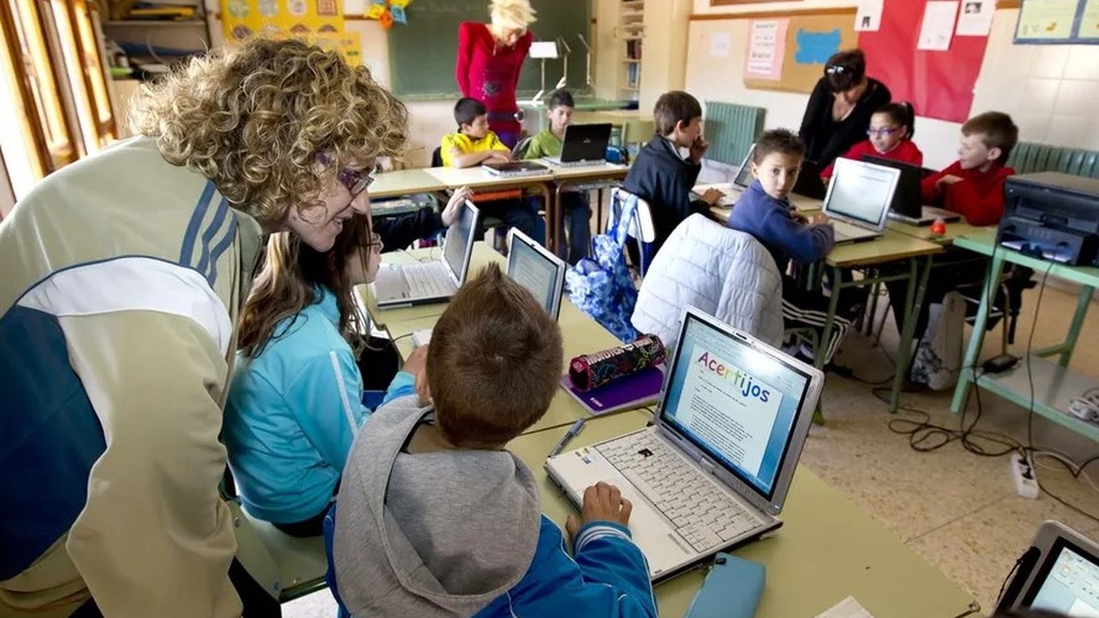 Escolars amb portàtils en una aula