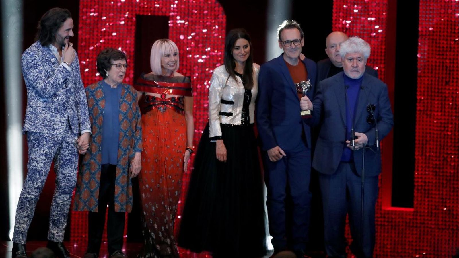 El director Pedro Almodóvar, acompanyat per part del seu equip, després de rebre el premi Feroz per 'Dolor y gloria'