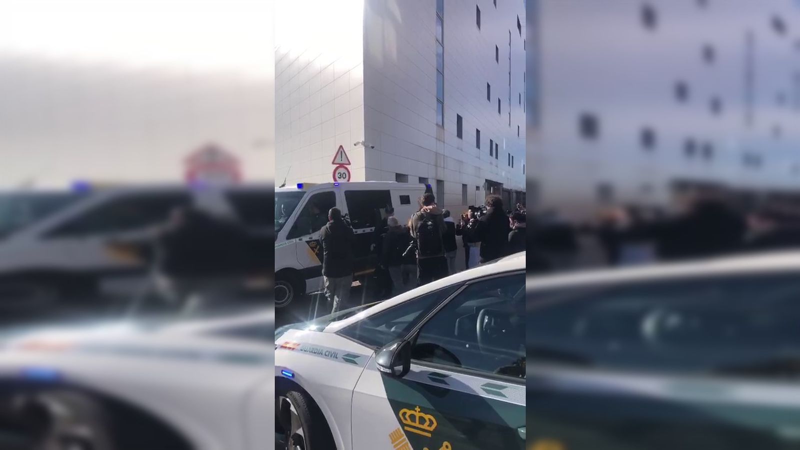 El furgó de la Guàrdia Civil amb el detingut dins arriba als jutjats, este divendres