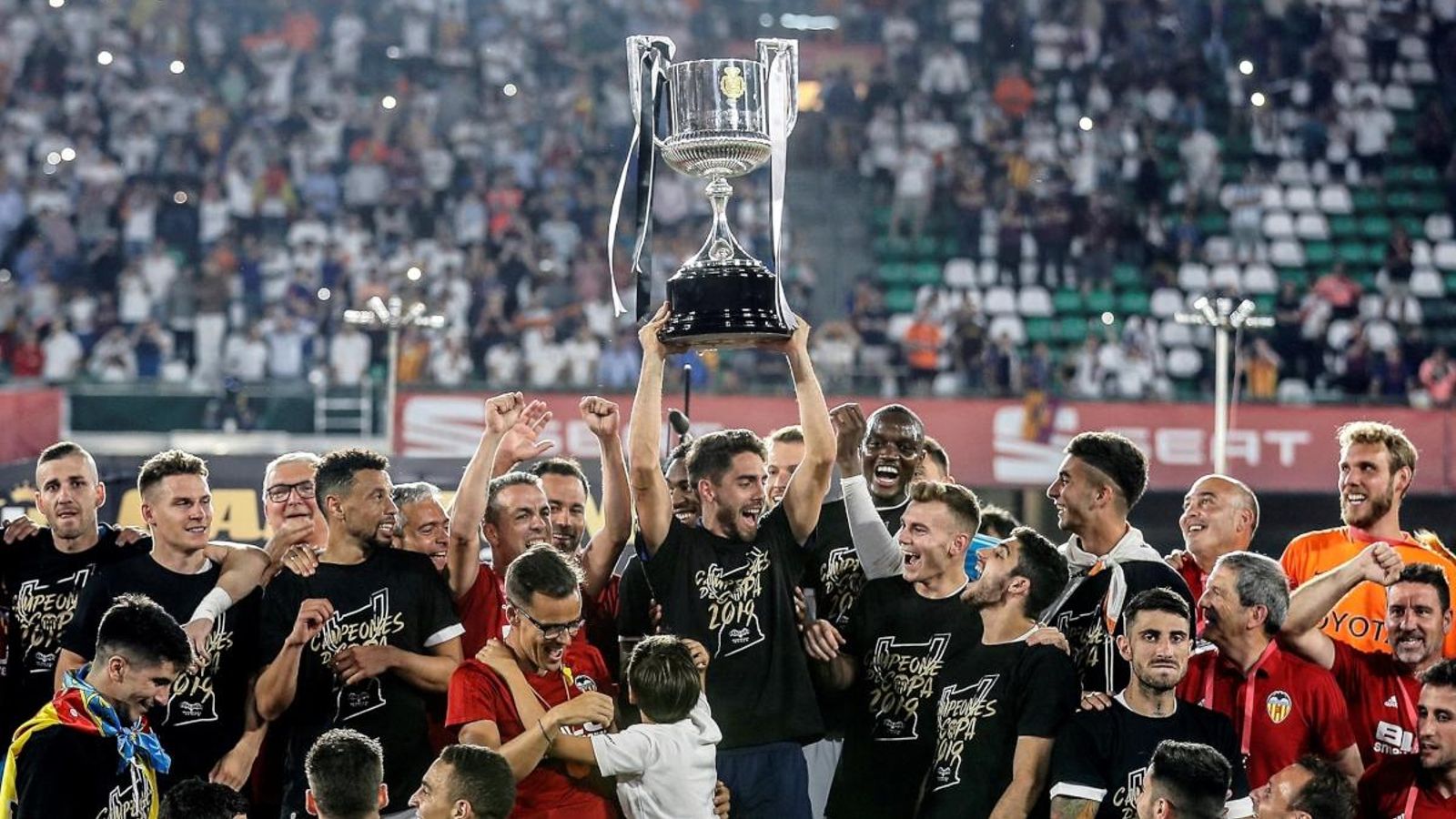 Els jugadors del València CF celebren la victòria en la final de Copa