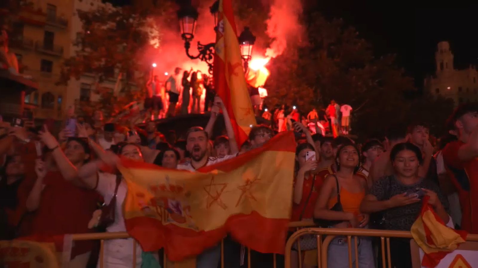 Un grup d'aficionats celebra el Mundial a la plaça de l'ajuntament de València