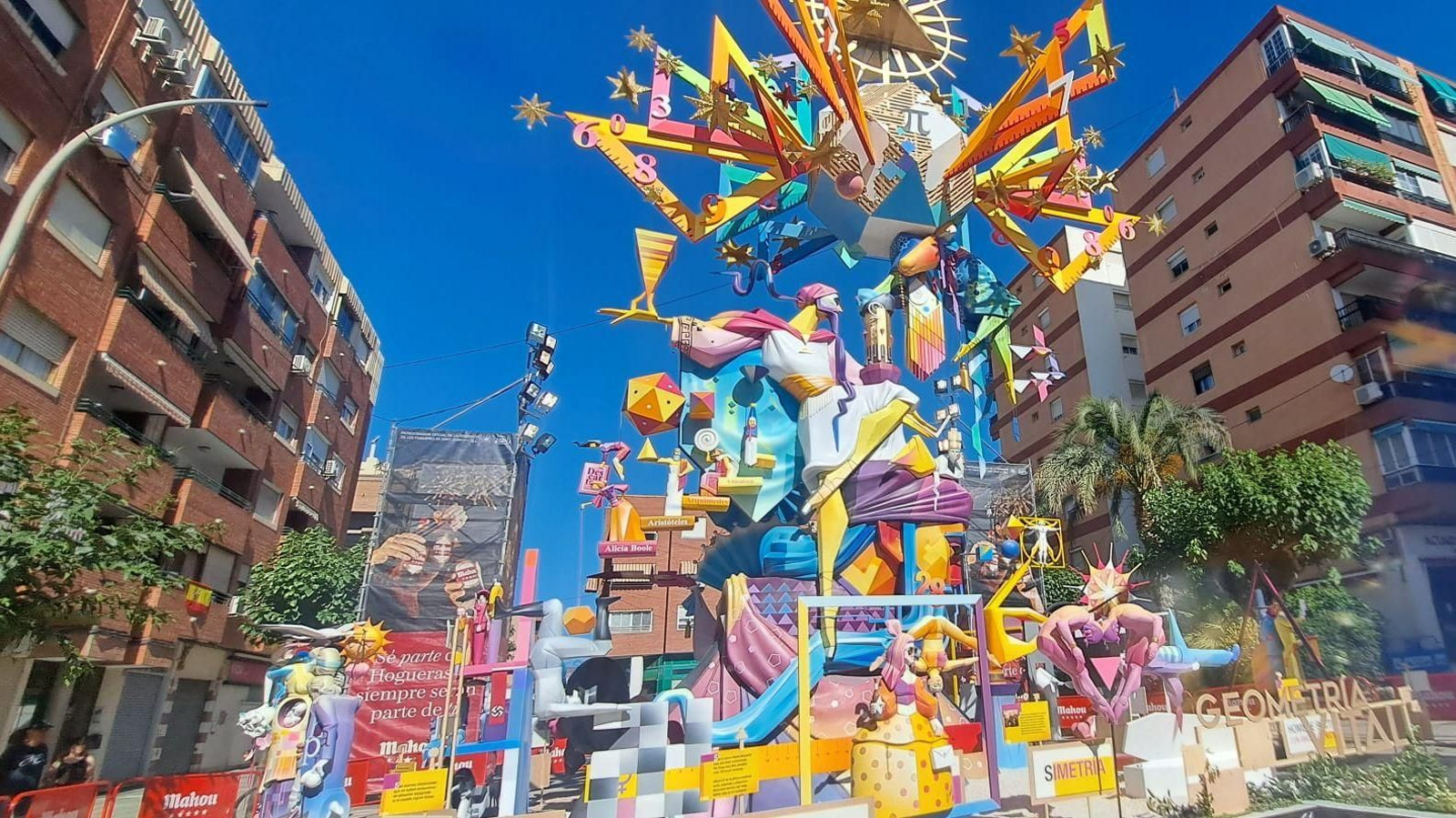 La foguera de Florida-Portatge minuts abans de que passara el jurat a valorar el monument