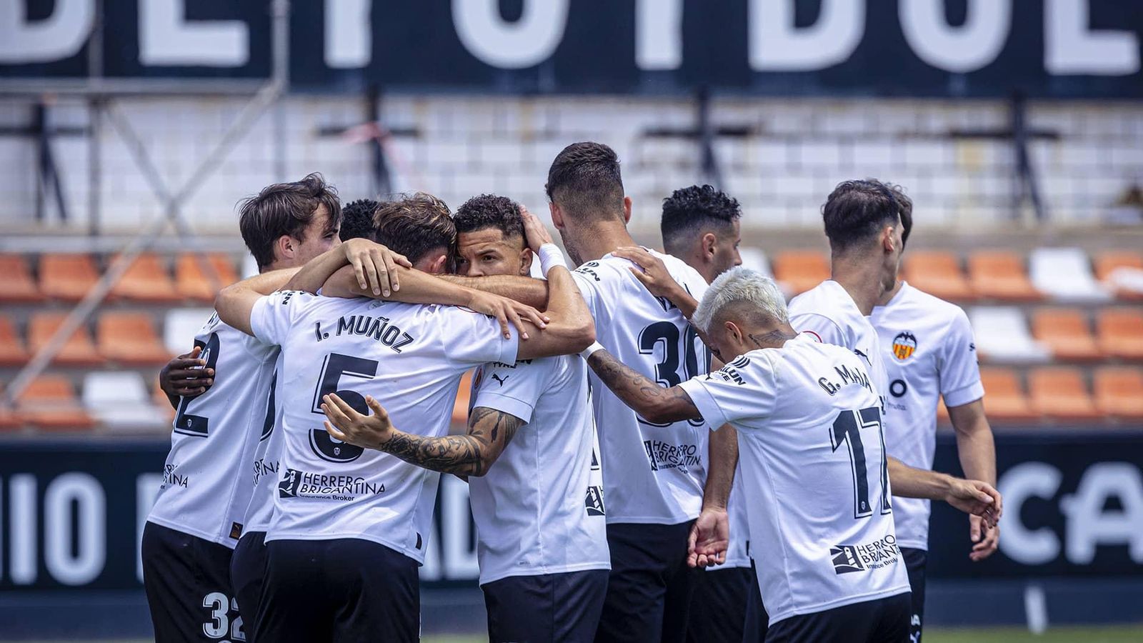 Imatge del València Mestalla celebrant un gol