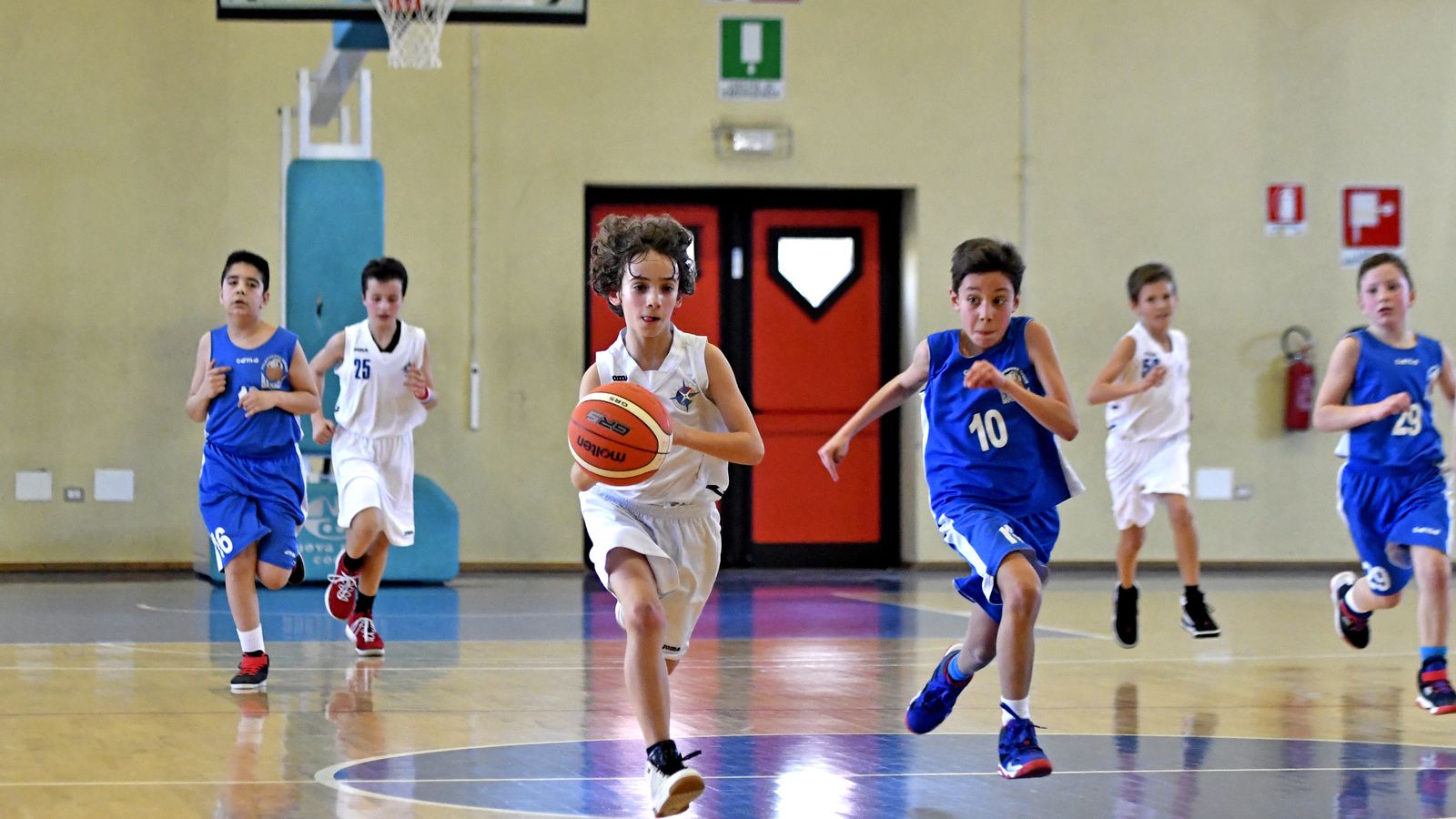 Uns xiquets juguen a bàsquet