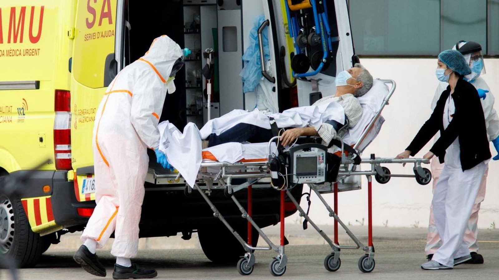 Imatge d'arxiu de l'arribada d'un malalt amb coronavirus a l'Hospital La Fe de València