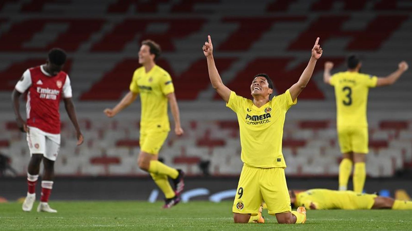 Els jugadors del Vila-real celebren la classificació a la final de l'Europa League