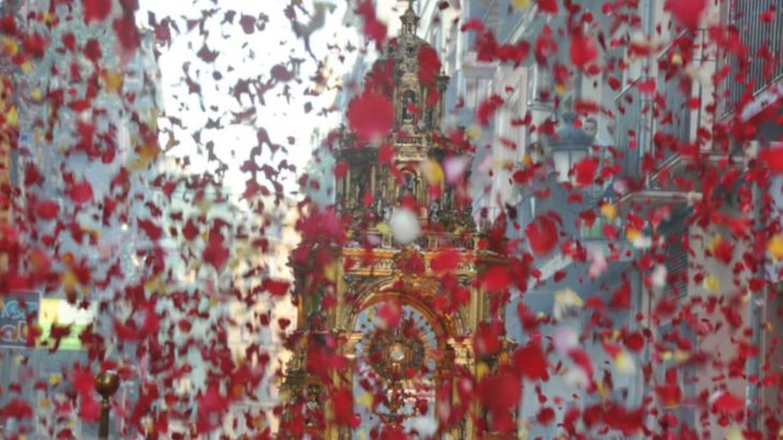 Pluja de pètals al pas de la custòdia