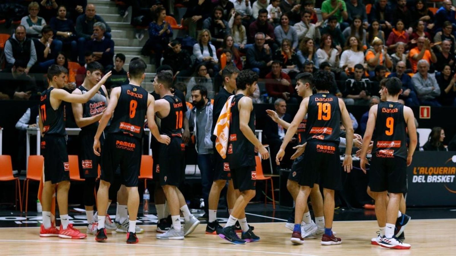 L’equip júnior del València Basket celebra la victòria.