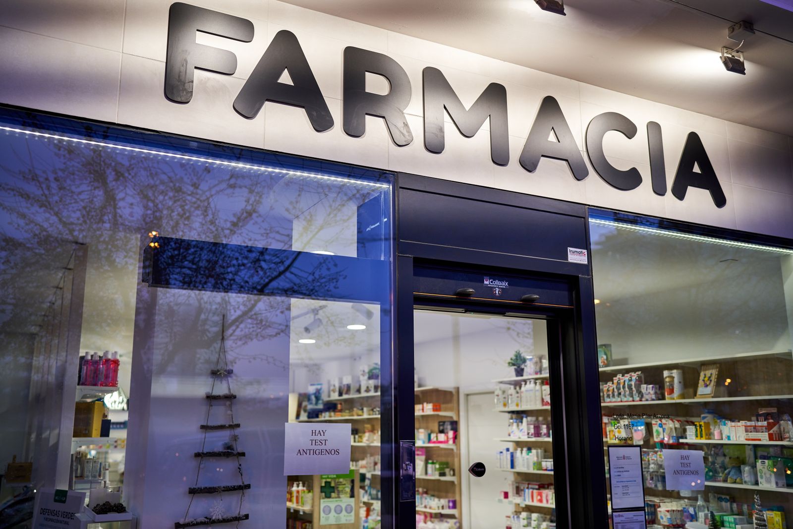 Entrada a una farmàcia (arxiu)