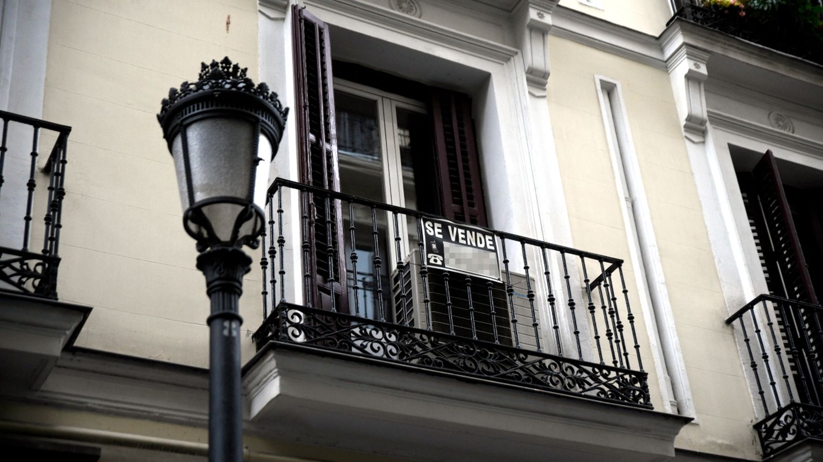 Cartell penjat en un edifici que indica que l'immoble està en venda