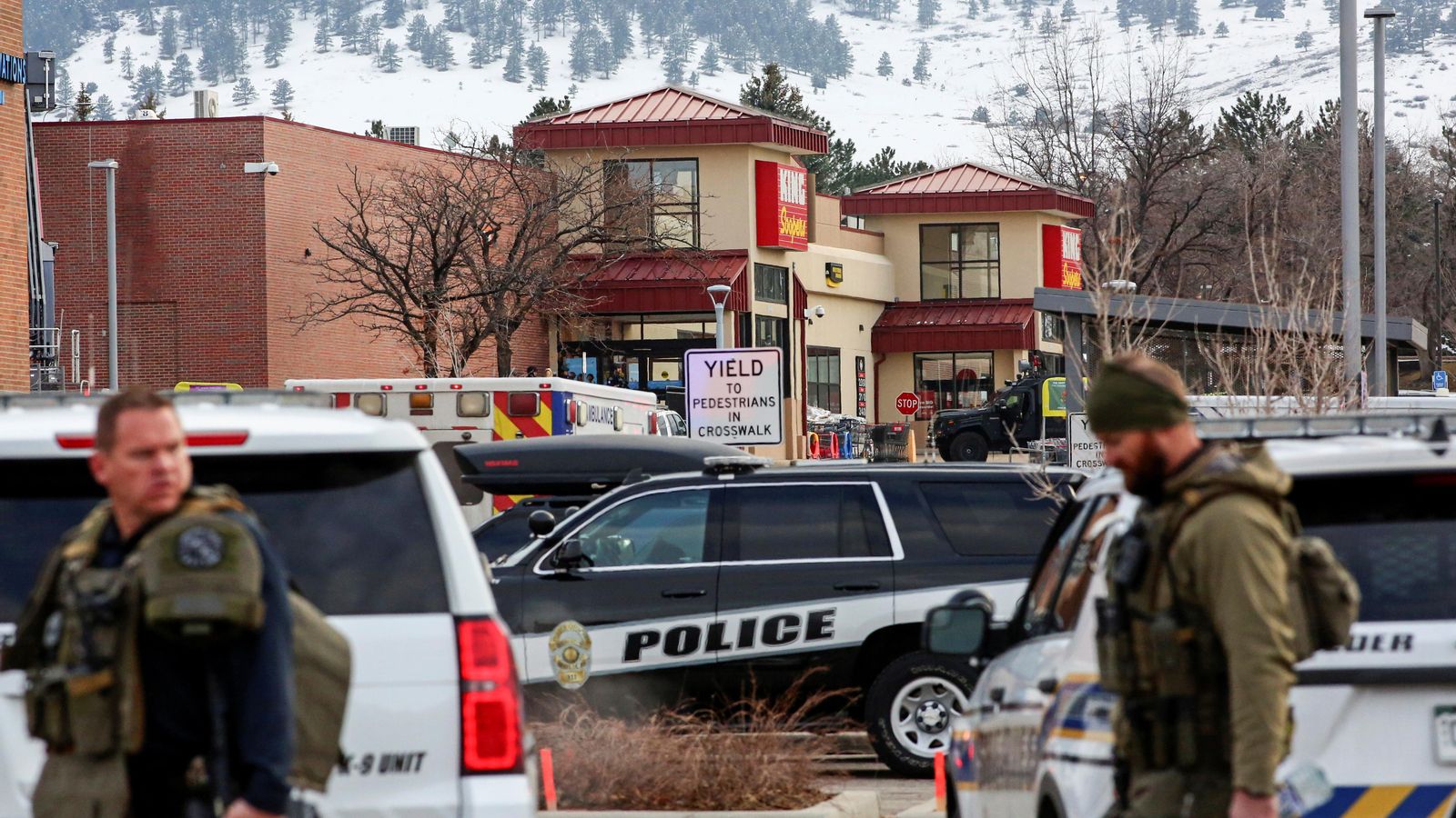 Les forces de l'ordre perimetren l'escena del crim en el supermercat de Boulder (Colorado)