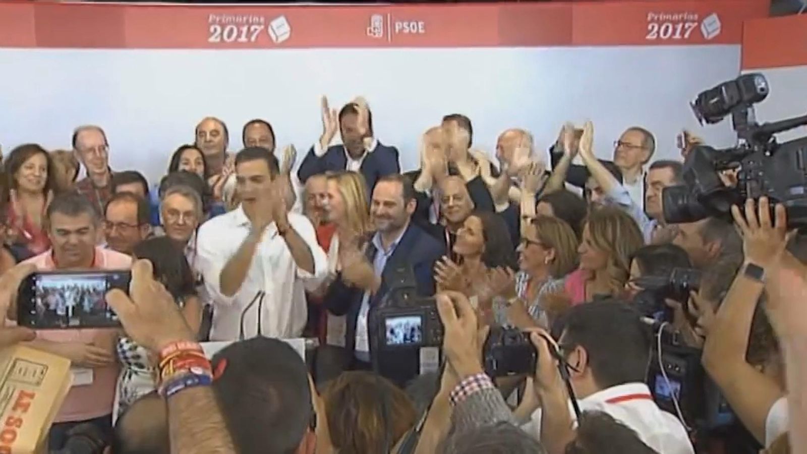 Sánchez guanya les primàries socialistes el 2017, i flanquejat per José Luis Ábalos i per Santos Cerdán celebra el triomf