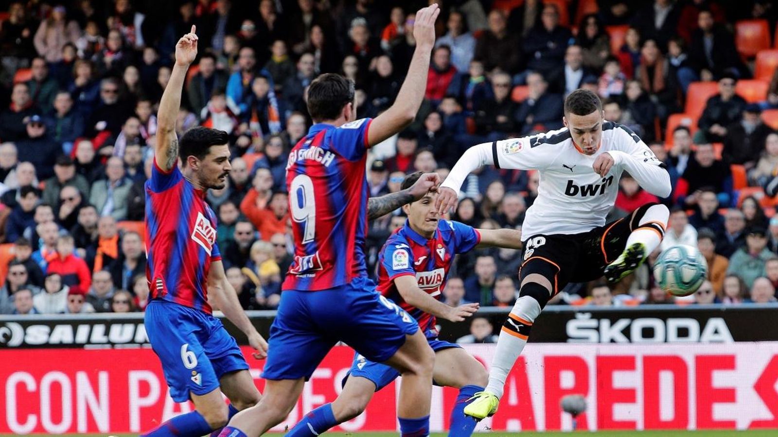 Rodrigo remata a porta en el partit contra l'Eibar al Mestalla