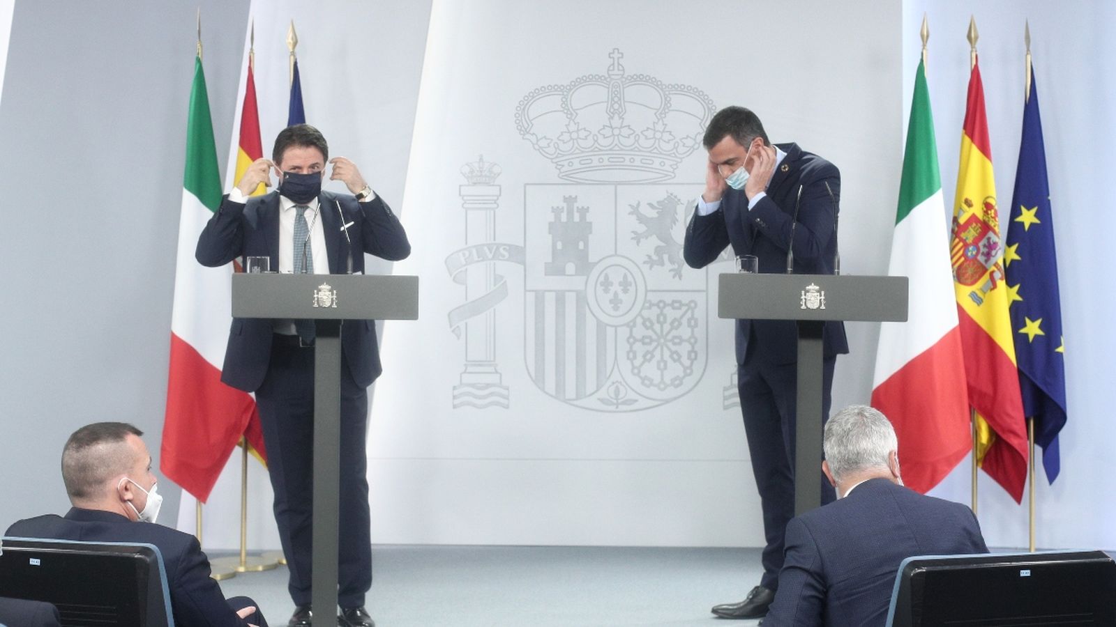 El primer ministre italià, Giuseppe Conte, a l'esquerra, i el president del govern espanyol, Pedro Sánchez,