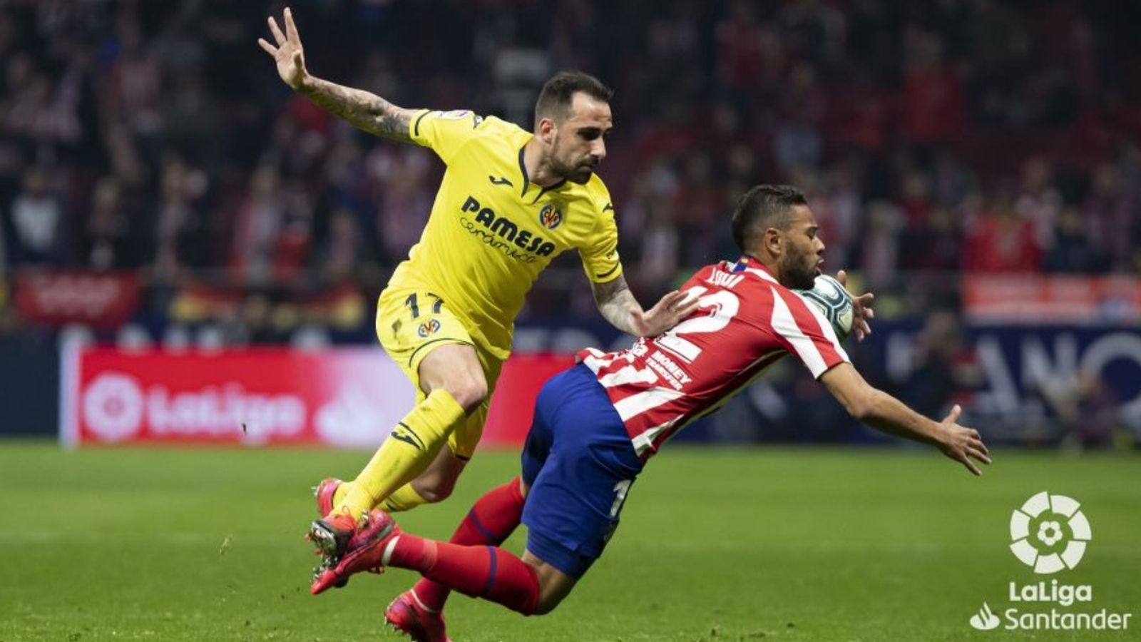 Paco Alcácer, en una jugada del partit