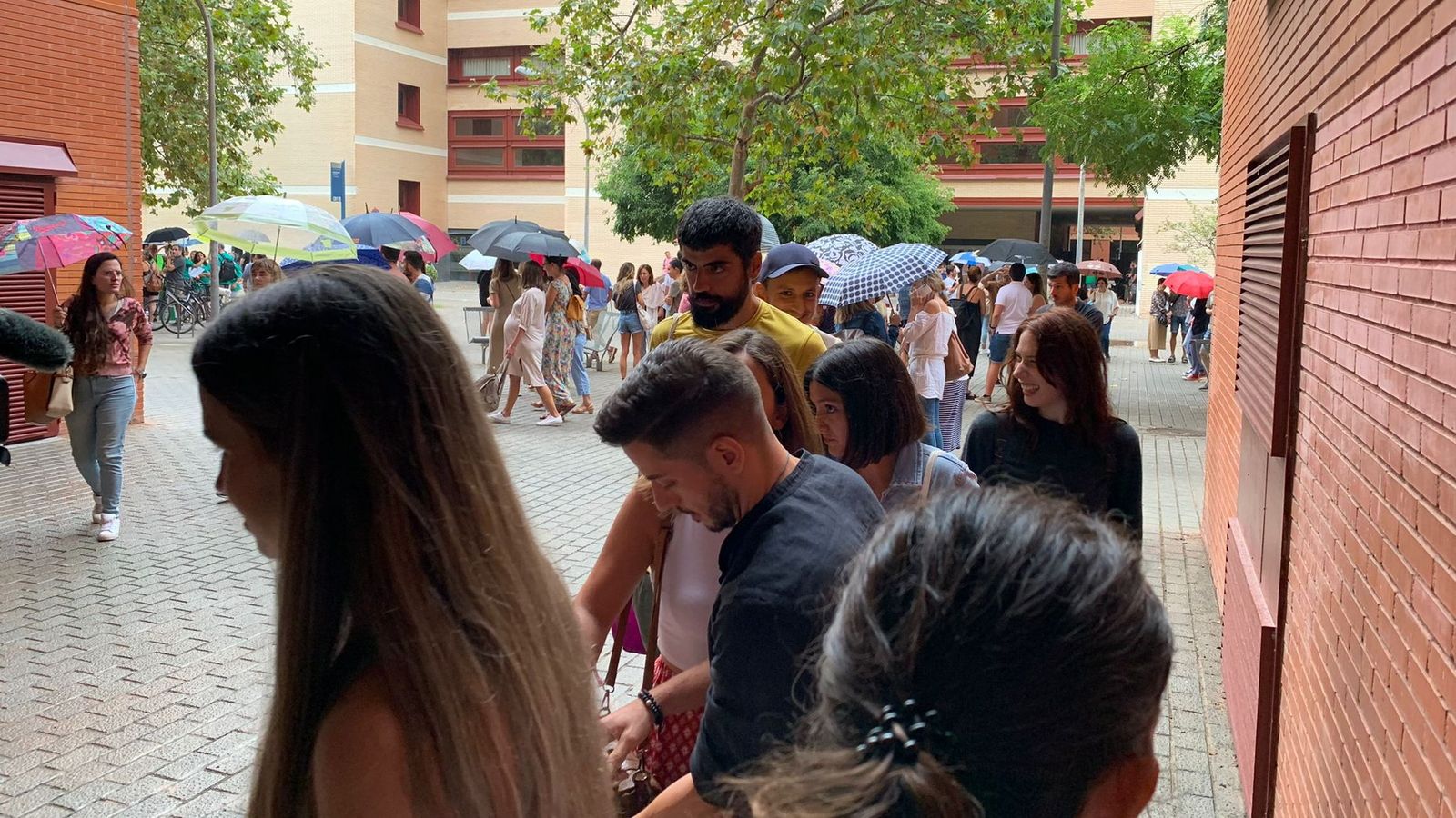 Cues per a entrar a l'examen de matrones, a la Universitat de València