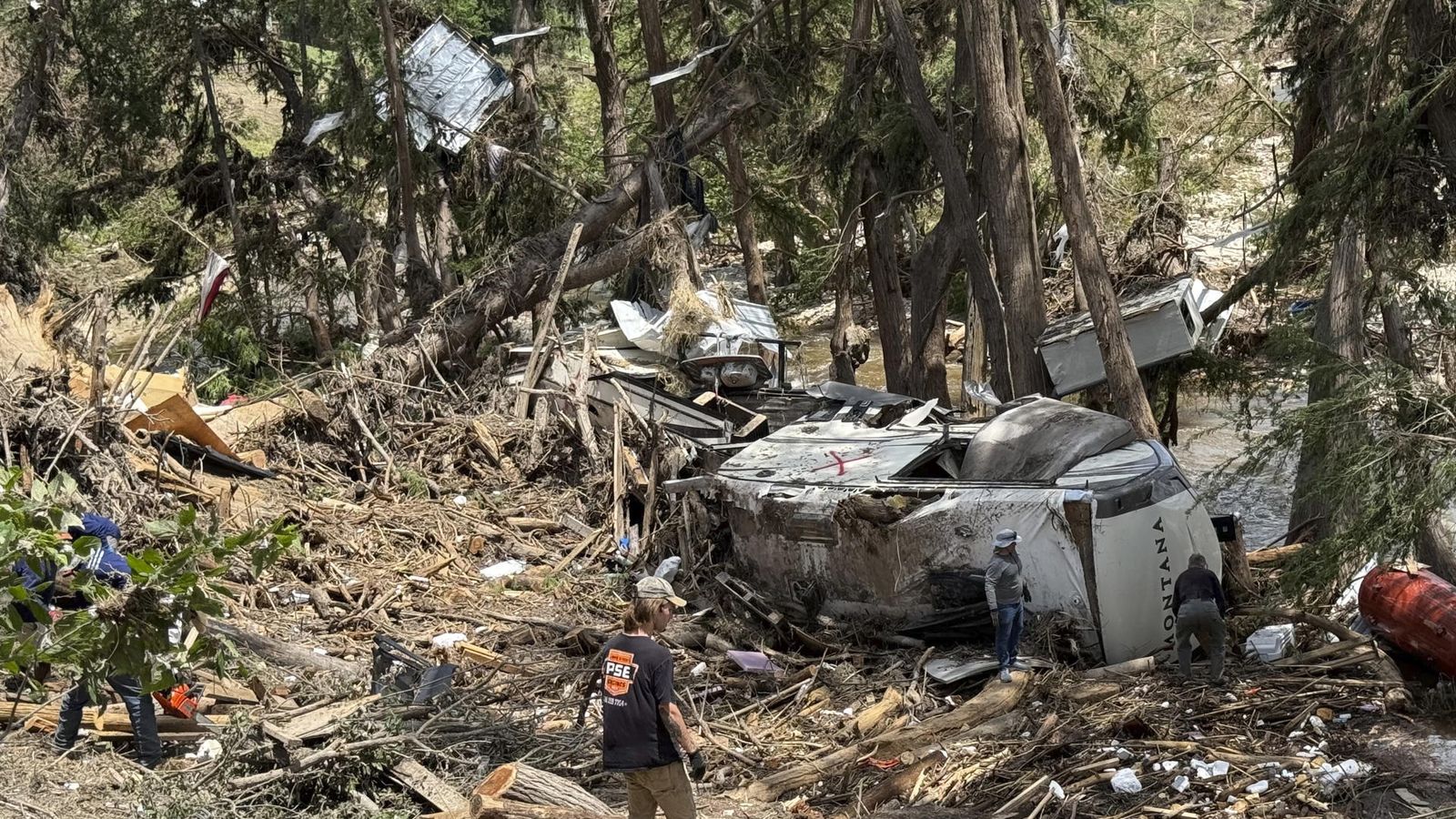 Voluntaris ajuden en les tasques de recerca per les inundacions a Texas